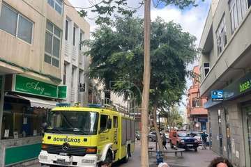 Caída de parte del enfoscado de la fachada de inmueble de Los Llanos de Telde/TA.